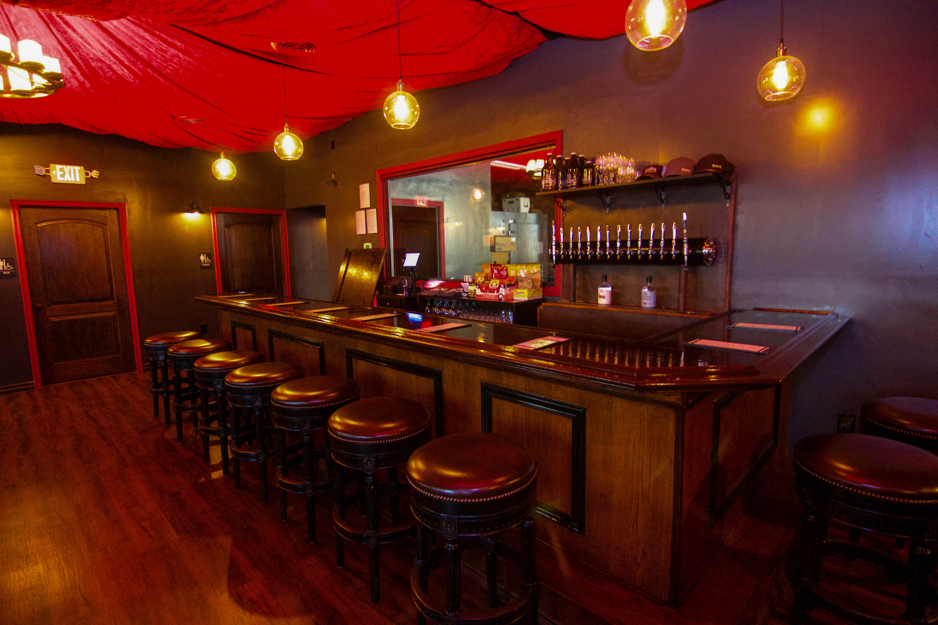 R6 DISTILLERY Speakeasy Bar